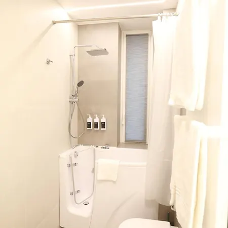 فندق مبيت وإفطار Unique Luxury 4*